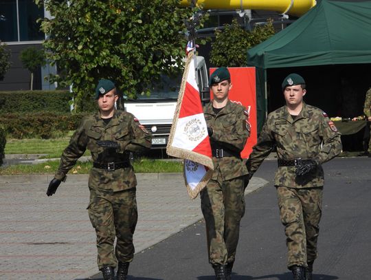 Przy Hali Mistrzów odbył się piknik wojskowy. Jednostka Strzelecka 4051 otrzymała sztandar