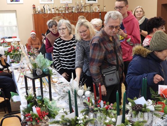 Przy ulicy Łaziennej trwa kiermasz ręcznie robionych ozdób świątecznych