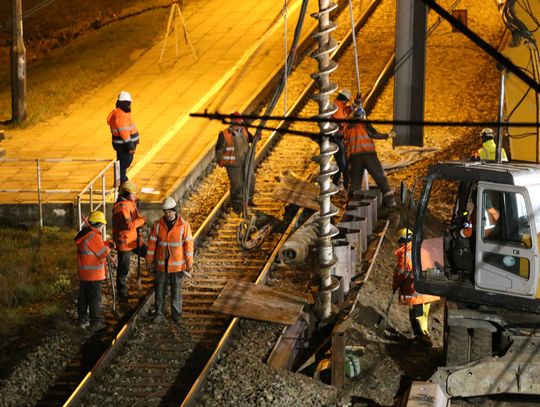 Przyjrzeliśmy się nocnym pracom przy budowie tunelu pod torami