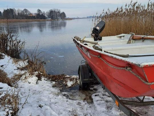 Przymarznięte łabędzie na jeziorze. Interweniowali strażacy 