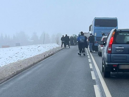 Pseudokibice wyskoczyli z pięciu aut i zaatakowali autokar. Interweniowała policja