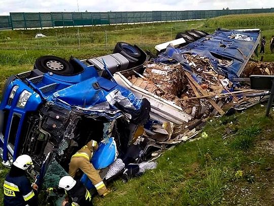 Ranny kierowca auta ciężarowego, które wpadło do rowu. Zakleszczonego mężczyznę służby wyciągały z pojazdu
