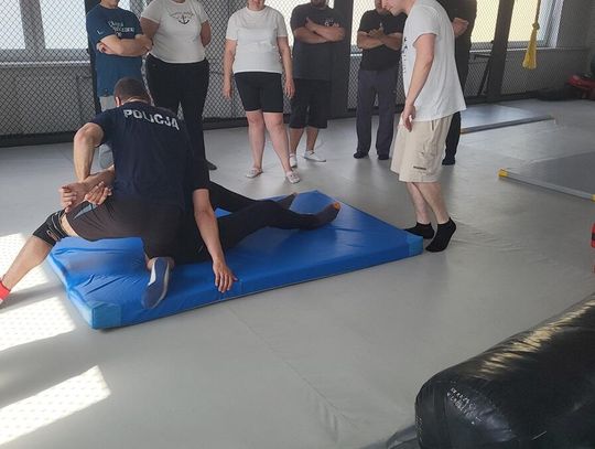 Ratownicy medyczni szkolą się z samoobrony w Komendzie Policji we Włocławku