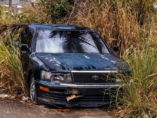 Ratusz rozstrzygnął przetarg. Porzucone auta odholuje PHU Automobil w ciągu 24h przez całą dobę 