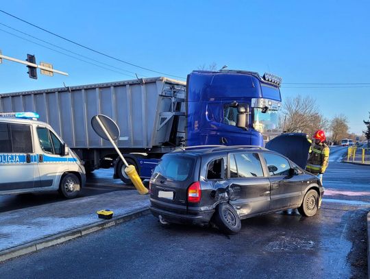 Region: Kierowca ciężarówki wjechał na skrzyżowanie na czerwonym świetle. Zderzył się z Oplem