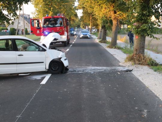 Region: nietrzeźwy 26-letni kierujący uderzył w drzewo. Mężczyzna trafił do szpitala