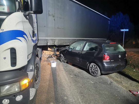 Region: zderzenie Volkswagena z ciężarówką. Jedna osoba przewieziona do szpitala