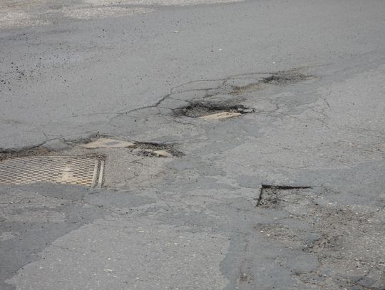 Dziury na ul. Cysterskiej, Mostowej i moście stalowym. Mieszkańcy pytają o remont