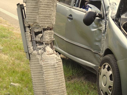 Renault uderzyło w betonowy słup. Kierowca miał 2,7 promila alkoholu w organizmie i zakaz prowadzenia pojazdów