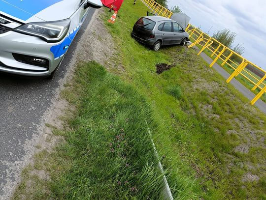 Renault zjechał z drogi i uderzył w bariery. Kierowca nie żyje