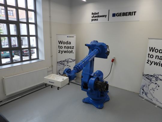 Robot z linii produkcyjnej Geberit będzie służył uczniom 