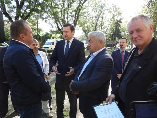 Rolnicy do posła Zbonikowskiego: "Panie Łukaszu życzymy powodzenia, oczywiście będziemy krytyczni, jak będzie Pan robił coś nie tak..."