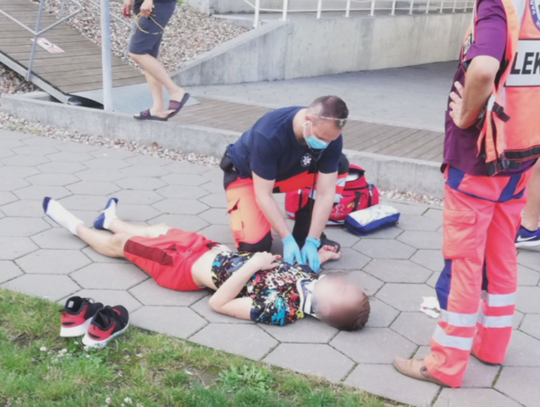 Rowerzysta chciał zjechać ze schodów przy ulicy Piwnej. Spadł z dużej wysokości, pierwszej pomocy udzielili świadkowie zdarzenia