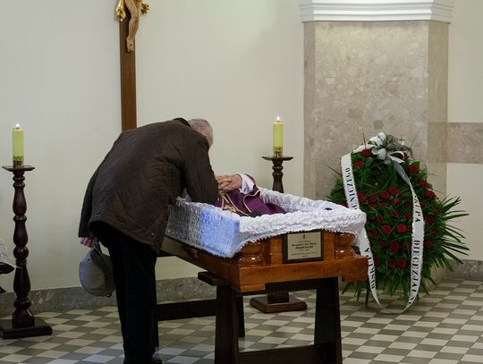 Rozpoczęły się uroczystości żałobne śp. ks. bp. Bronisława Dembowskiego. Jutro o godz. 11.00 zabrzmią syreny