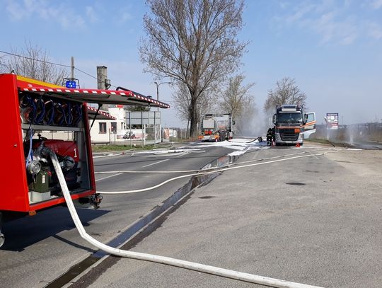 Rozszczelniła się cysterna z łatwopalną substancją chemiczną. Akcja włocławskich i radziejowskich strażaków trwała kilka godzin 