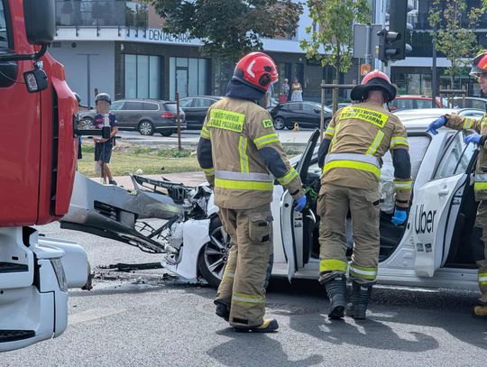 Ruch na skrzyżowaniu Okrężnej i Wojskowej zablokowany zderzyły się dwa pojazdy