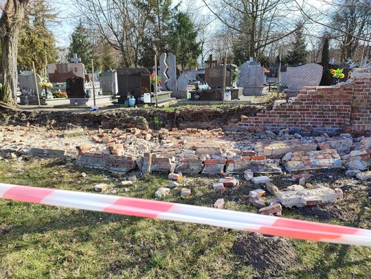 Runął fragment muru Cmentarza Komunalnego. Prawdopodobnie korzeń drzewa naruszył konstrukcję 