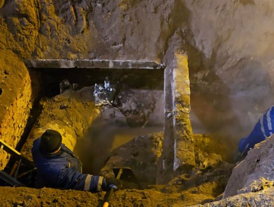 Rura pękła od spodu. Pracownicy MPEC będą pracować całą noc, na miejscu jest prezes spółki Rura pękła od spodu. Pracownicy MPEC będą pracować całą noc, na miejscu jest prezes spółki