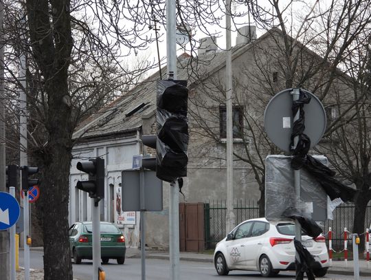 Ruszają prace na ul. Długiej związane z wprowadzeniem ruchu dwukierunkowego. Zainstalowano już sygnalizację