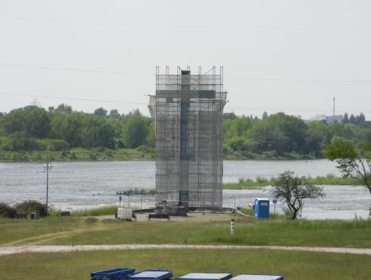 Rusztowania wokół Krzyża na tamie. Na czym polegają prace i kiedy się zakończą?