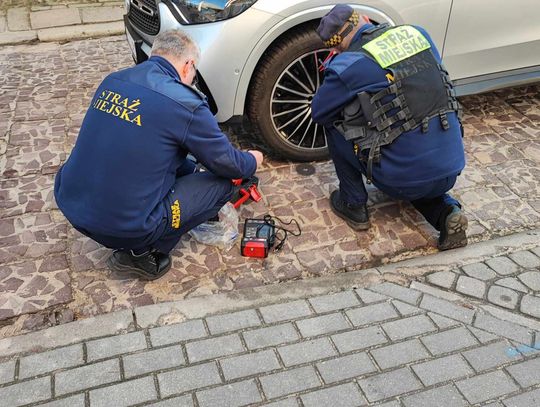 Ruszyła z blokadą na kole... Strażnicy Miejscy wezwali strażaków