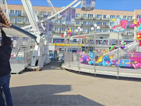 Ruszyło wesołe miasteczko na Placu Wolności. Karuzele już działają