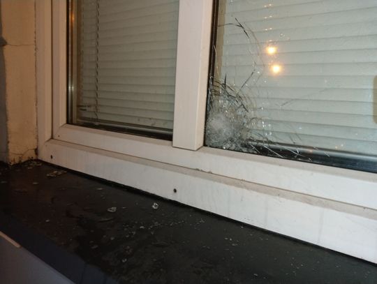 Rzucił butelką w okna PWSZ. Straż Miejska skierowała wniosek o jego ukaranie do Sądu Rejonowego