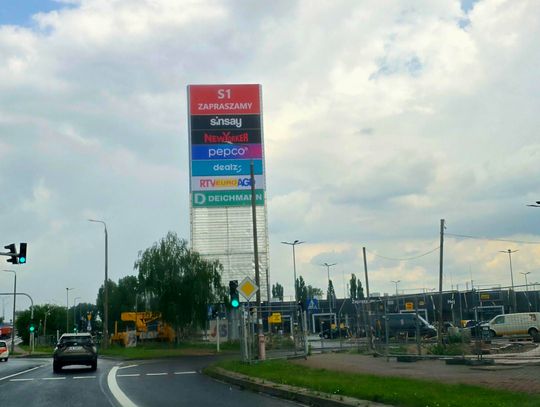 Logotypy sklepów pojawiły się na tablicy nowego parku handlowego S1