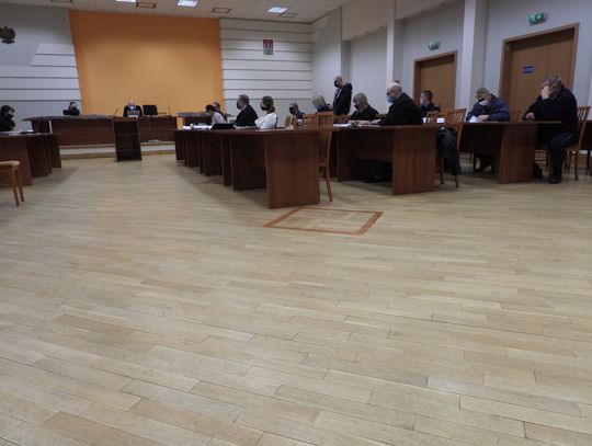 Sala obrad ratusza zmieniła się w salę rozpraw. Sądzona zorganizowana grupa przestępcza nie pomieściłaby się w salach sądu 