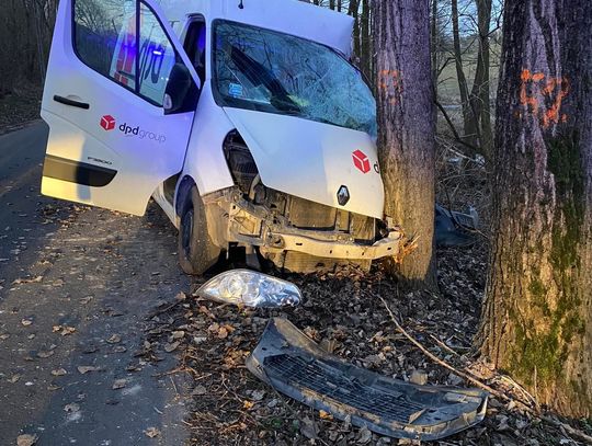 Samochód dostawczy uderzył w drzewo w miejscowości Kłóbka