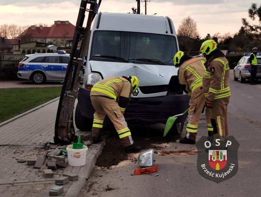 Samochód dostawczy uderzył w słup. Kierowca miał prawie 5 promili w wydychanym powietrzu