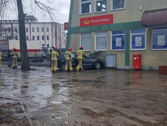 Samochód osobowy uderzył w pocztę. Na miejscu działają służby