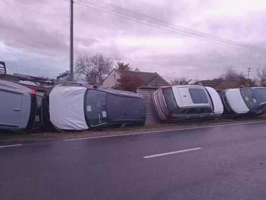 Samochód osobowy zderzył się z ciężarówką przewożącą nowe auta. Akcja trwała do nocy