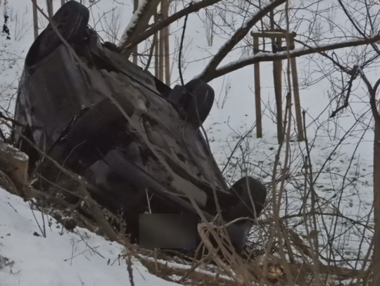 Samochód spadł ze skarpy na ulicy Wysokiej. Są utrudnienia w ruchu