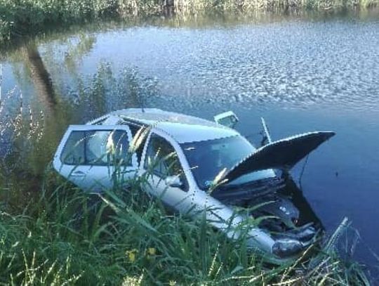 Samochód stoczył się do stawu. Za kierownicą nietrzeźwy 54-latek