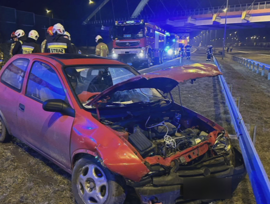 Samochód uderzył w bariery na autostradzie A1. Na miejscu działało 5 zastępów straży pożarnej