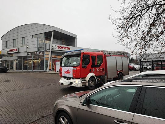 Samochód wezwał straż pożarną. Znajdował się w warsztacie