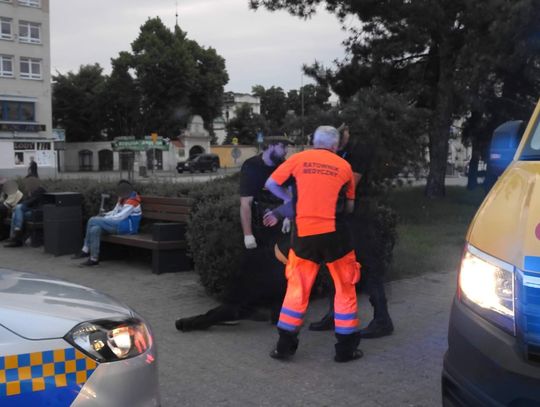 Sanitariusze i strażnicy upojonego alkoholem dźwigali do karetki... Ponad 400 wyjazdów do nietrzeźwych na śródmieście tylko w tym roku
