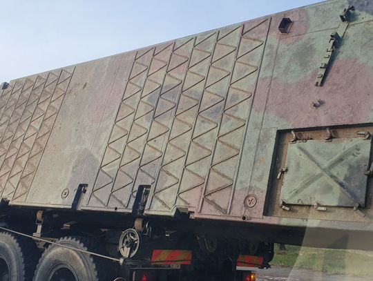 Ścieki z "Czajki" nie płyną już Wisłą. Elementy mostu pontonowego wracały dziś przez Włocławek