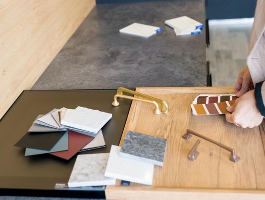 Sekrety stylowych aranżacji – jak łączyć ze sobą różne materiały wykończeniowe?