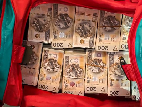 Seniorka z Włocławka wyrzuciła przez balkon kilkanaście tysięcy złotych!