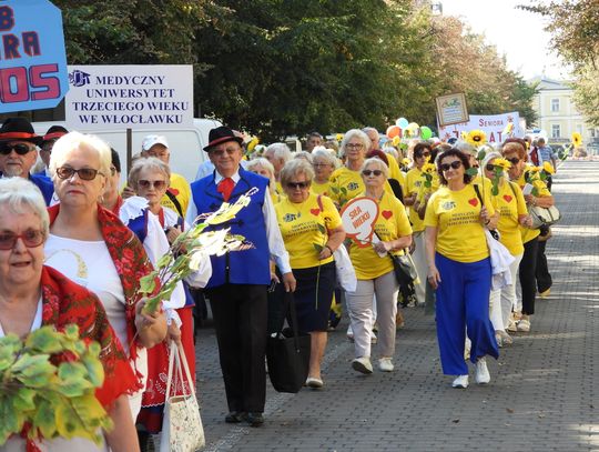 Seniorzy przejęli Włocławek. Na Placu Wolności otrzymali klucz do miasta
