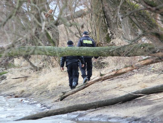 Siedemnasty dzień poszukiwań wędkarza. Policja nadal przeszukuje rzekę