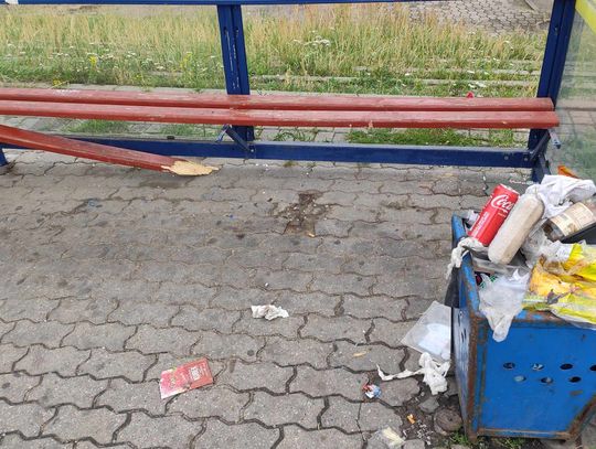 "Siedzę sobie w tym pięknym anturażu. Przewiewnie bo szyba wybita."
