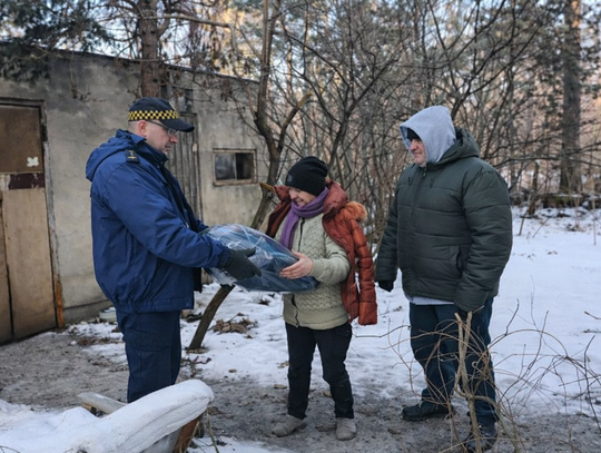 Silne mrozy we Włocławku. Służby rozdawały śpiwory osobom bezdomnym Silne mrozy we Włocławku. Służby rozdawały śpiwory osobom bezdomnym