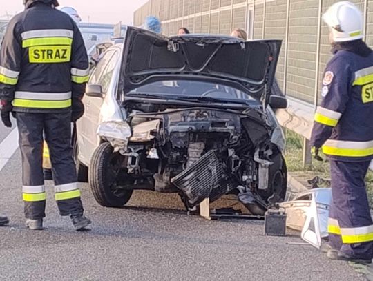 Skoda uderzyła w bariery ochronne na autostradzie A1