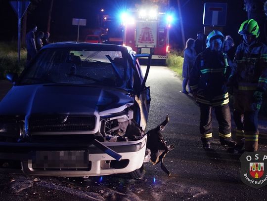 Skoda zderzyła się z ciągnikiem. Kierowca "osobówki" został przewieziony do szpitala