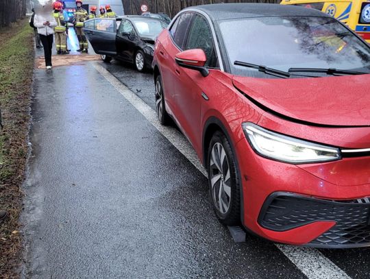 Śliska substancja na jezdni przyczyną porannego karambolu na DK 91