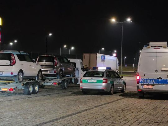 Służba Celno-Skarbowa kontrolowała lawetę przy autostradzie A1. Na miejsce wezwano policję
