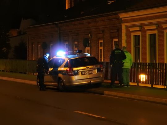 Służby na moście stalowym. Zatrzymany młody mężczyzna. Kolejny niedoszły samobójca?